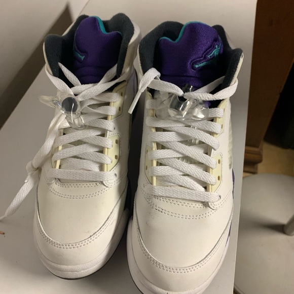 Jordan Retro 5 size 5Y - Picture 2 of 3